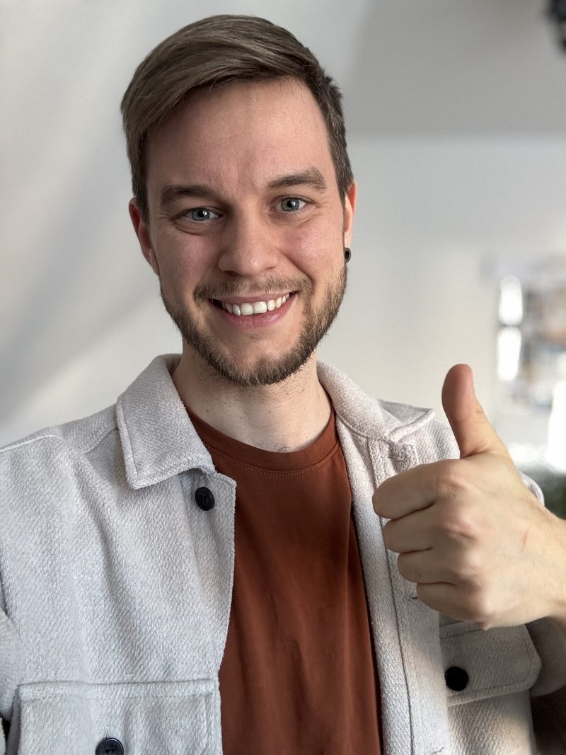 Lukas Babbick lacht und zeigt den Daumen nach oben